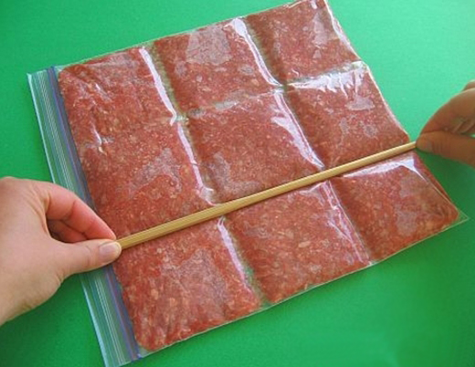 Túi ziploc giúp bạn phân chia thịt trước khi đông lạnh Túi ziploc giúp bạn phân chia thịt trước khi đông lạnh